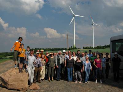 BUND-Gruppe vor 6 MW-Windrädern